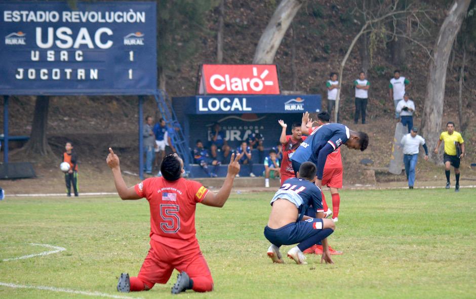 Los jugadores de Jocotán festejan, mientras el equipo de la "U" lamenta el resultado. (Foto: Rudy Martínez/Soy502)