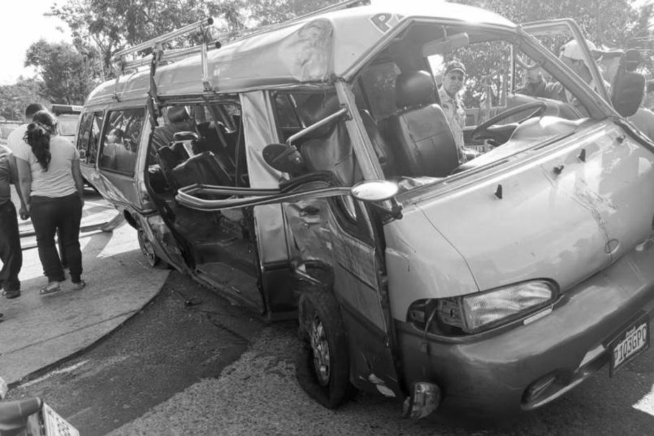 Una mujer perdió la vida producto de este fuerte accidente que dejó varios heridos. (Foto: PMT Guatemala)