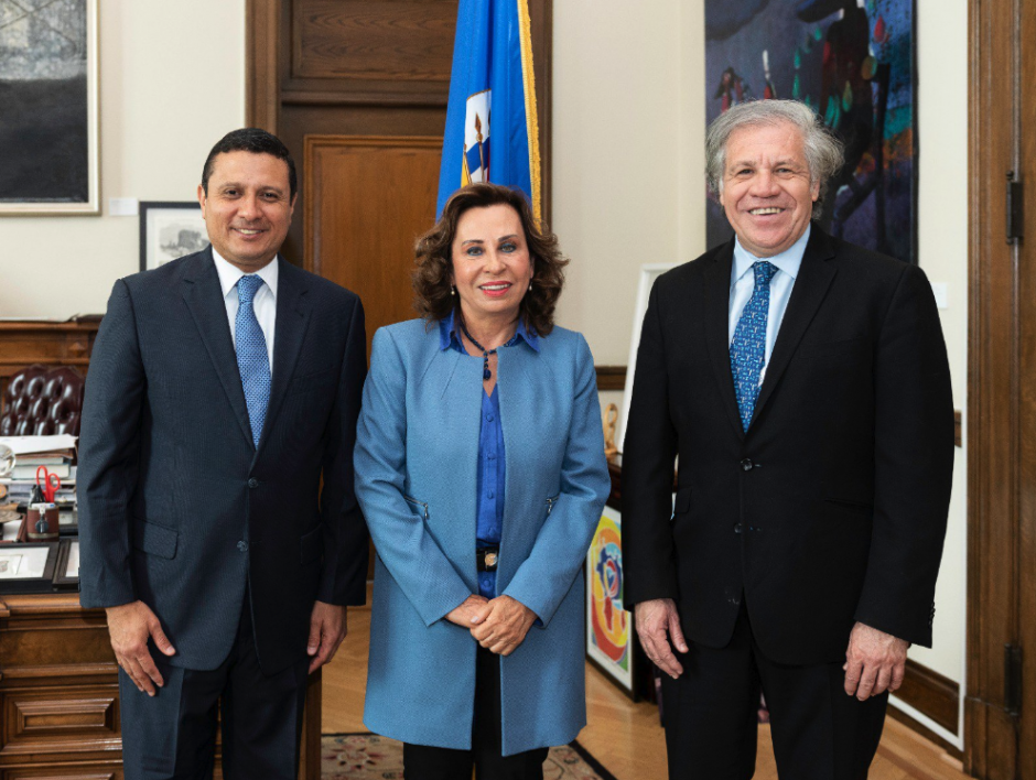El binomio presidencial de la UNE, Sandra Torres y Carlos Raúl Morales, se reunieron con el secretario General de la OEA, Luis Almagro. (Foto:&nbsp;@Almagro_OEA2015)
