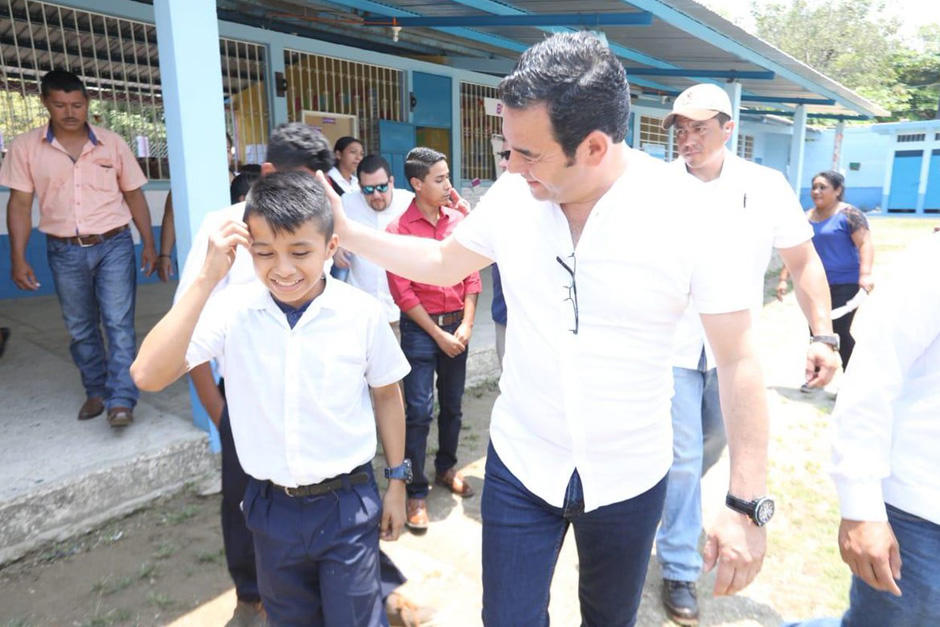 El presidente Jimmy Morales visitó un centro educativo en la aldea Mariscos, de Los Amates, Izabal. (Foto: AGN)