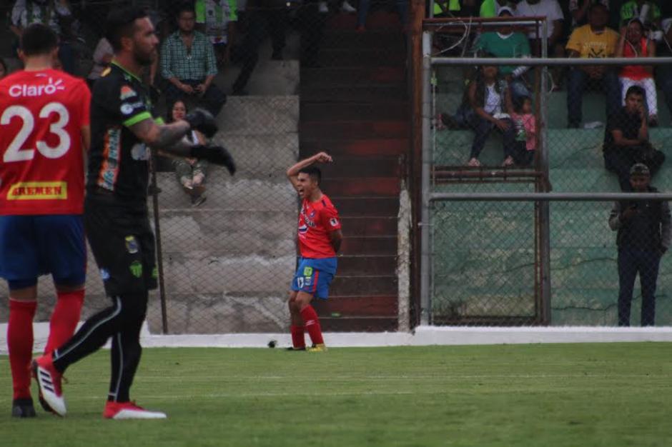 John Méndez hizo el gol de la victoria escarlata en el estadio Pensativo. (Foto: Luis Barrios/Soy502)