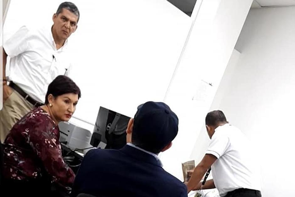 Momento en que autoridades migratorias de Honduras entrevistan a Thelma Aldana. A la izquierda, José Carlos Marroquín, a quien se le señala de ocupar una supuesta plaza fantasma en el Ministerio Público. (Foto: La Prensa de Honduras)