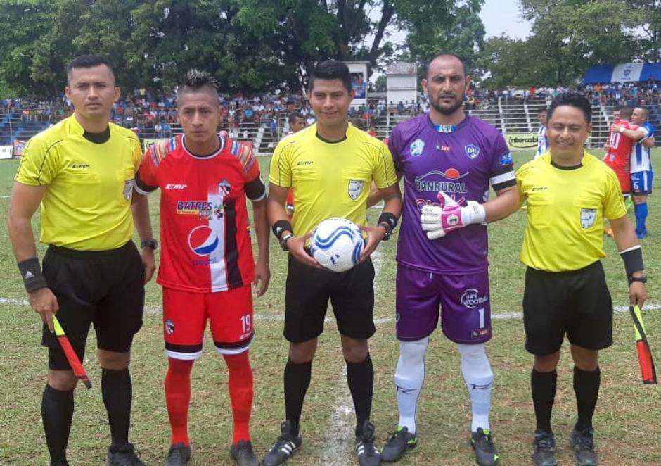 Los capitanes con los árbitros para el juego de Deportivo Reu ante Quiché FC. (Foto: Cortesía Horacio Campos)