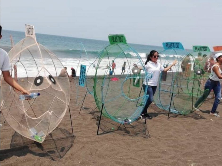 Estudiantes de la Universidad Mariano Galvez repartieron recipientes en la playa para que los turistas tiren el plástico. (Foto: Municipalidad de Taxisco)&nbsp;