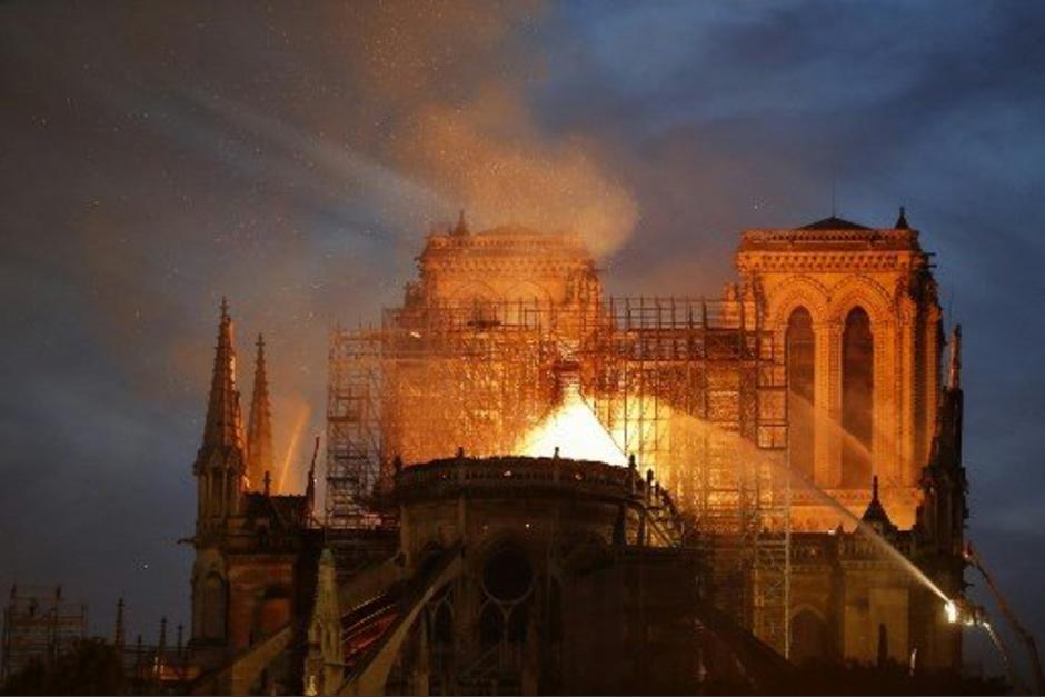 El incendio en Notre Dame ocurrió este Lunes Santo. (Foto: AFP)
