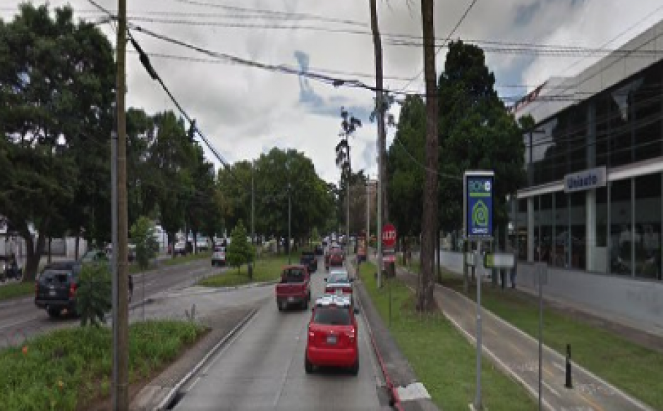 El carro del hombre quedó sobre la Avenida Reforma en la 3ra calle de la zona 9. (Foto: Google Maps)&nbsp;