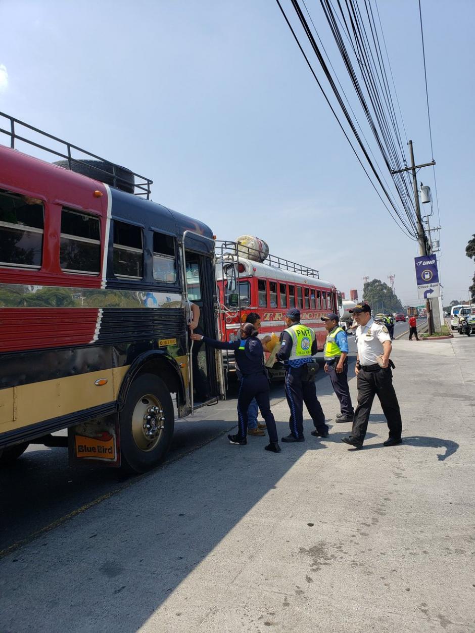 La PMT de Villa Nueva ha detectado que las camionetas están circulando con llantas lisas o con roturas. (Foto: Dalia Santos)&nbsp;