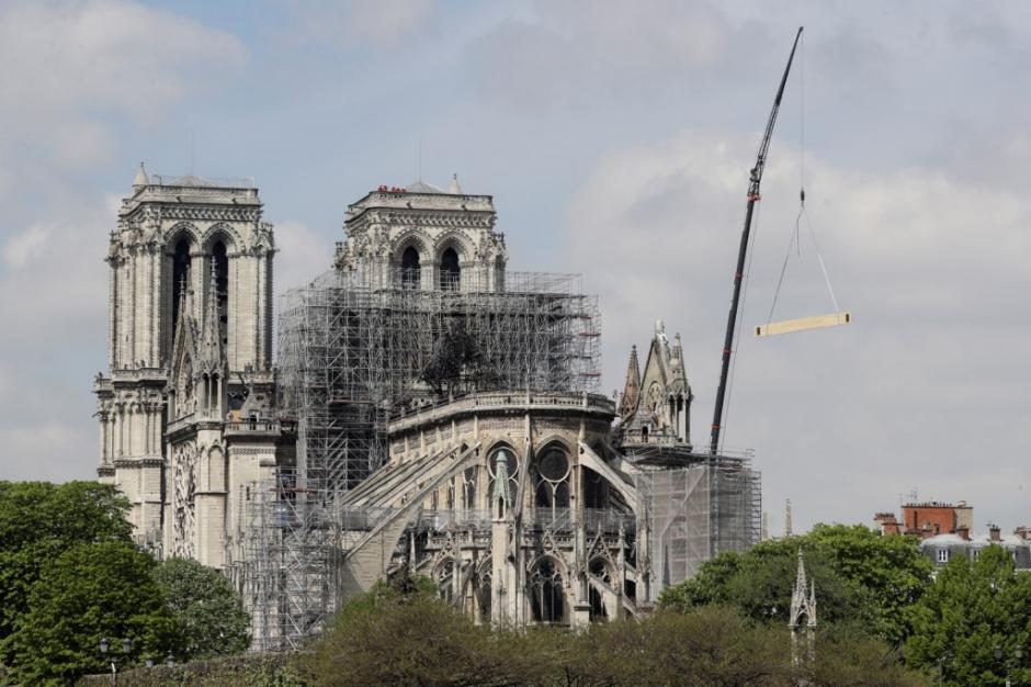 El gobierno francés también anunció un concurso internacional para la reconstrucción de la aguja de Notre Dame. (Foto: AFP)