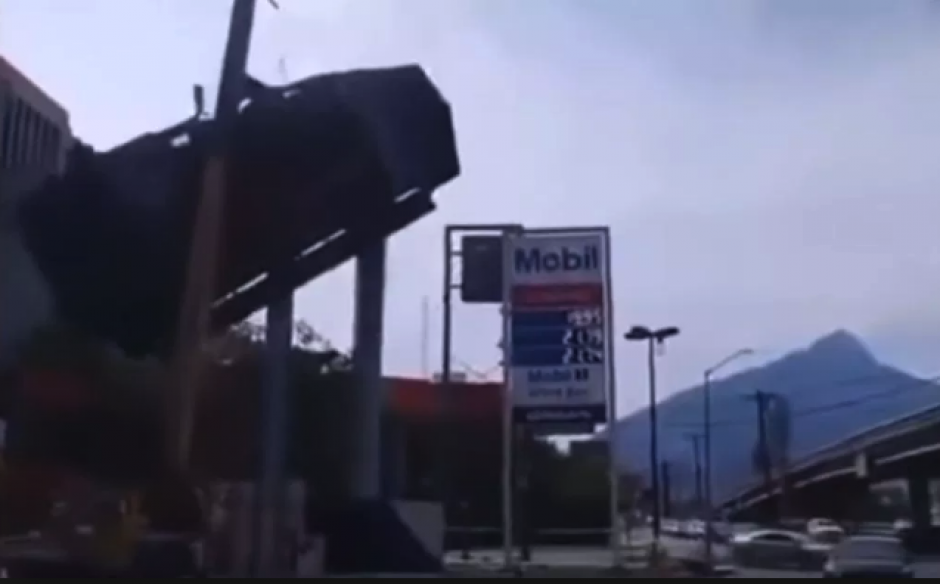 Cae pantalla gigante en Monterrey, México. (Foto: Captura de video)