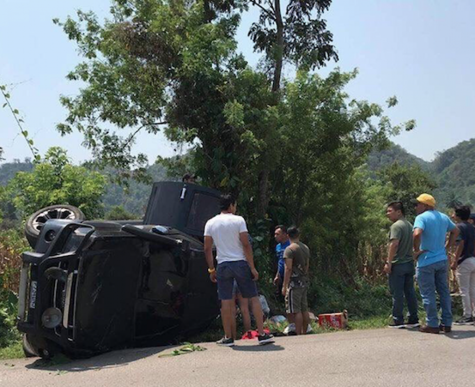 Futbolista de Cobán Imperial Adrián Leites (Brasil) y Jorge Luis Sotomayor (Argentina), sufren accidente en la ruta de Cobán a Chisec. (Foto: CRN)