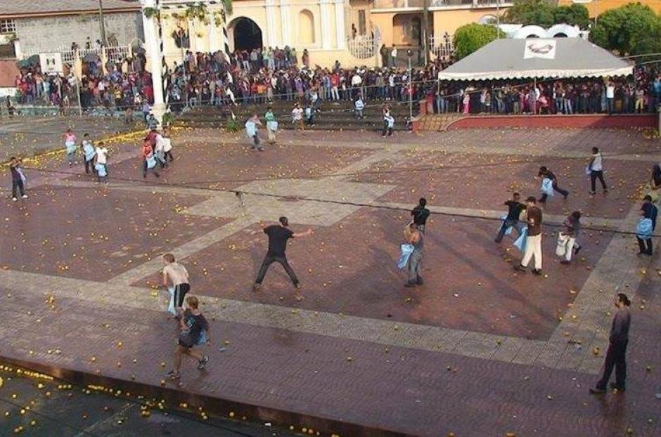 La actividad consiste en una guerra de toronjas a mitad de la plaza central de Santa Clara La Laguna. (Foto: Archivo)