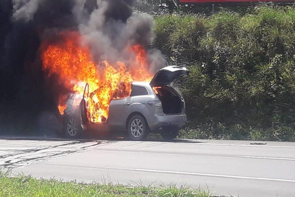 El automóvil fue consumido por las llamas en el kilómetro 45 de la autopista Palín-Escuintla (Foto: PNC)