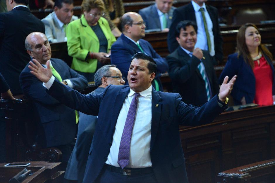 El candidato del partido de Gobierno, Estuardo Galdámez, entrega obsequios con fines electorales. (Foto: Redes sociales)