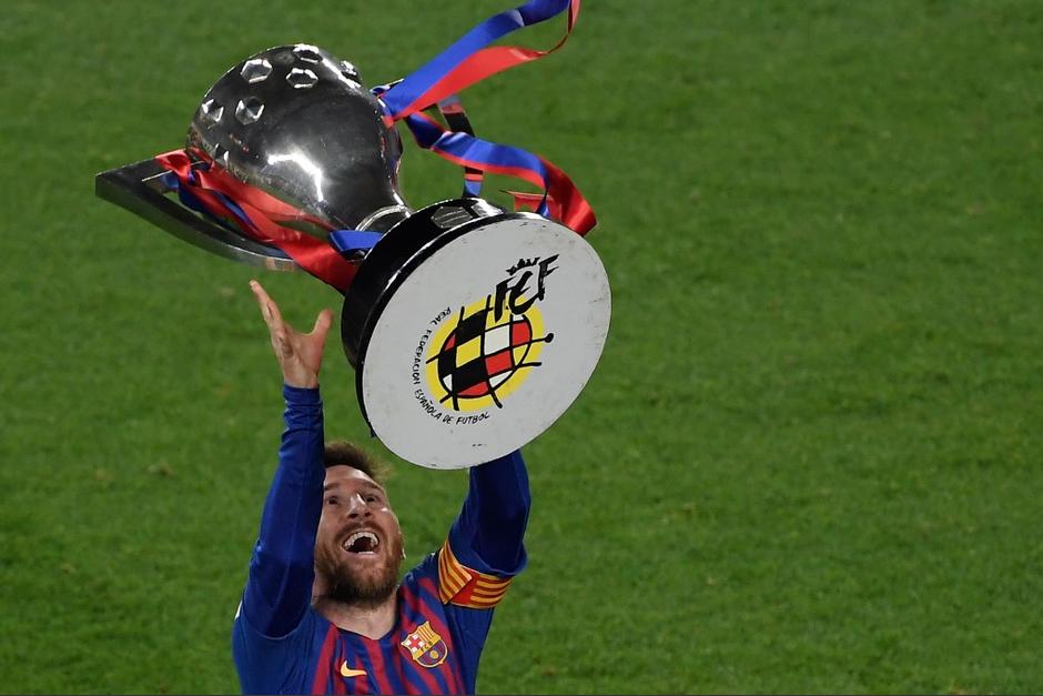 El argentino levantó su primera copa con el gafete de capitán del Barcelona. (Foto: AFP)