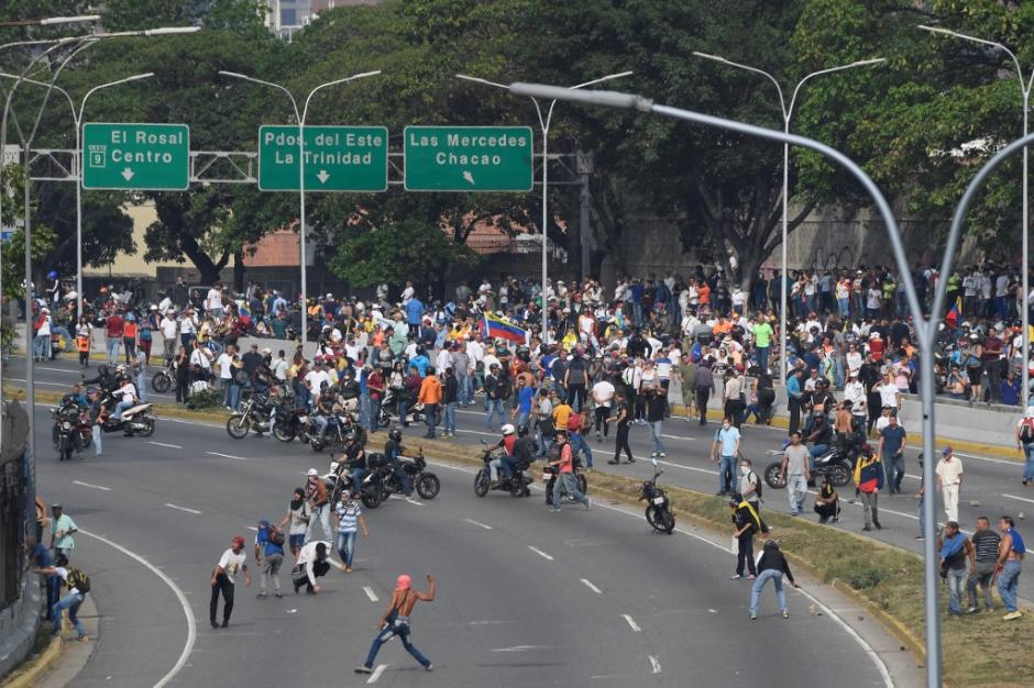 Con varios tanques militares el presidente Nicolás Maduro intenta disolver el día de protestas. (Foto: AFP)&nbsp;