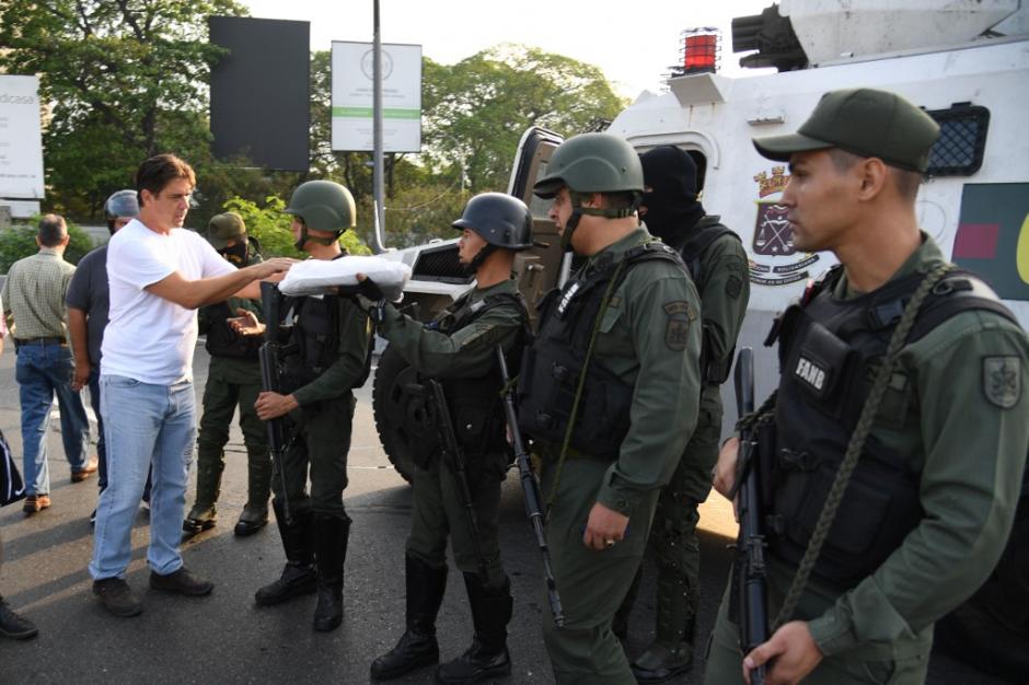 Militares se sublevan contra Nicolás Maduro. El autoproclamado presidente de Venezuela, Juan Guaidó, llamó a las Fuerzas Armadas a unirse. (Foto: AFP)