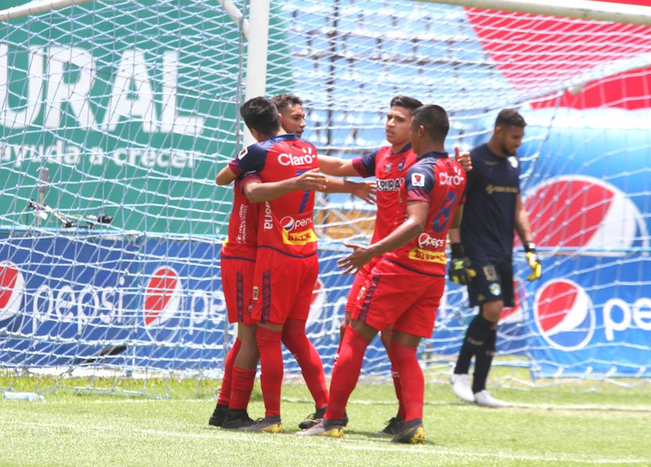 Los Rojos de locales celebraron el gol al minuto 31. (Foto: Luis Barrios/Soy502)