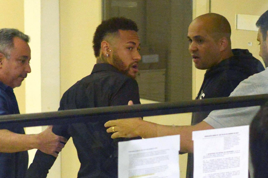 Neymar rompe el silencio tras conocer que la denuncia por violación fue cerrada. (Foto: AFP)