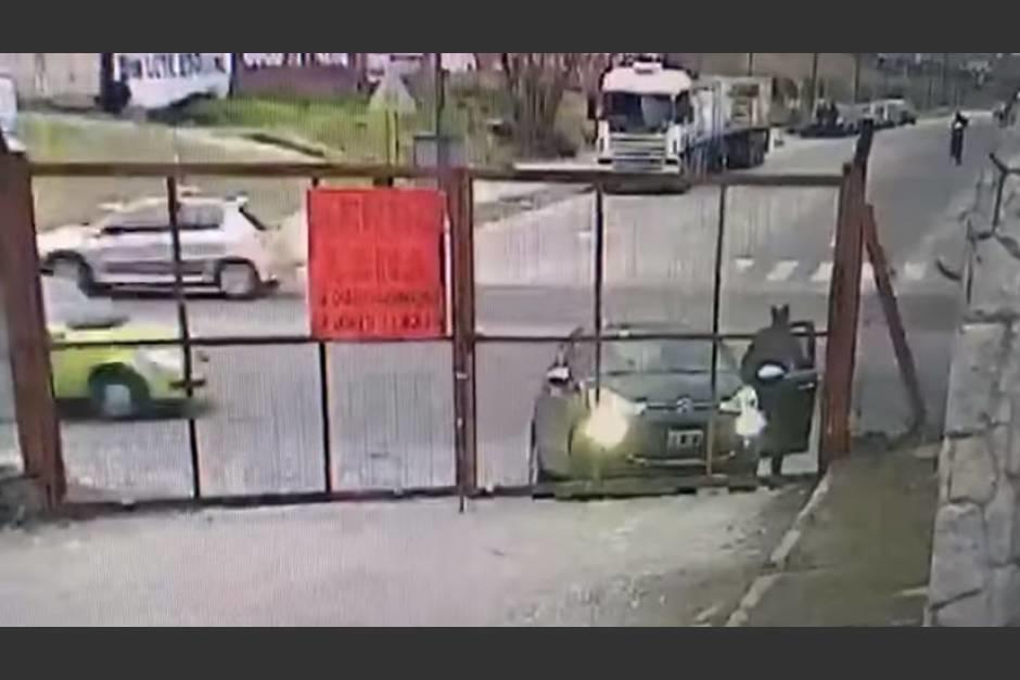 Insólito un hombre se bajó a abrir un portón y le roban el carro en cuestión de segundos. (Foto: Captura de video)