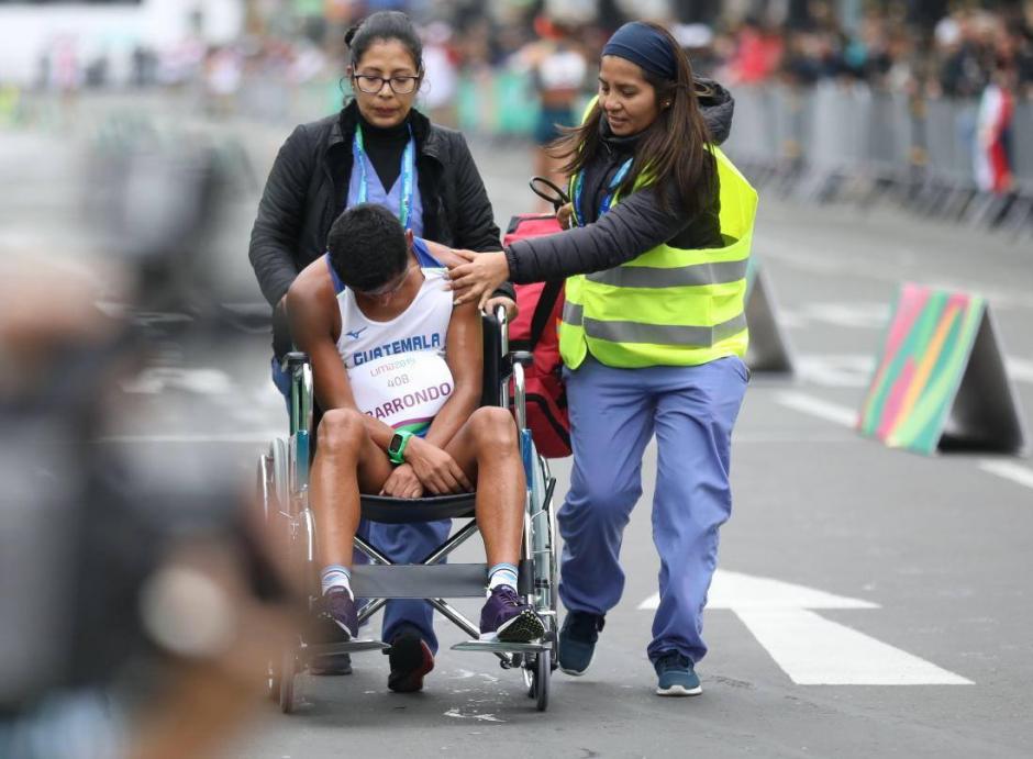 El guatemalteco abandonó en silla de ruedas la competencia a pocos kilómetros de la meta. (Foto: COG)