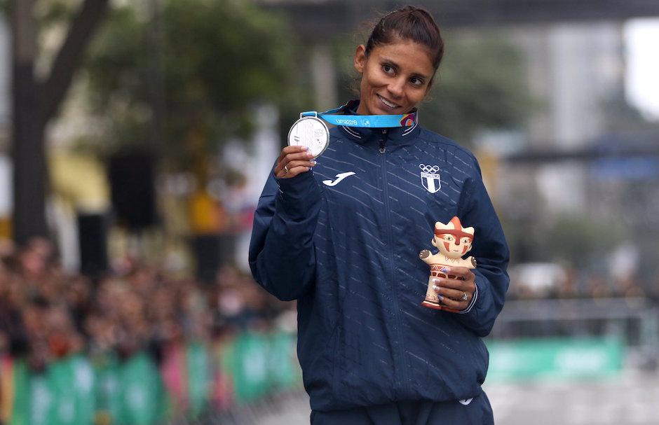 Mirna Ortiz muestra la plata durante la premiación de los 50 kilómetros de marcha. (Foto: COG)
