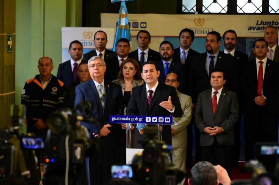 El presidente Jimmy Morales, acompañado de su Gabinete de Gobierno, ofreció una conferencia de prensa. (Foto: AGN)