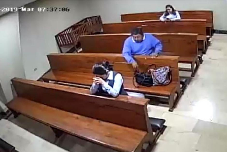 Un hombre roba un teléfono celular del bolso de una mujer que reza dentro de una iglesia en Ecuador. (Foto: Captura de video)