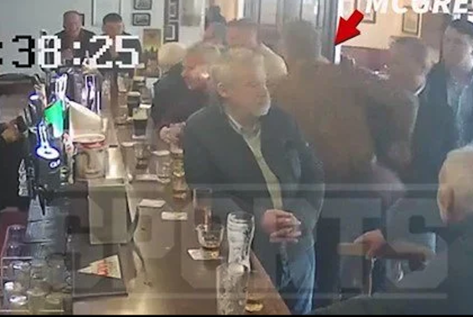 Conor McGregor golpea cobardemente a un anciano en un pub de Irlanda, porque el señor no le aceptó un trago. (Foto: Captura de video)