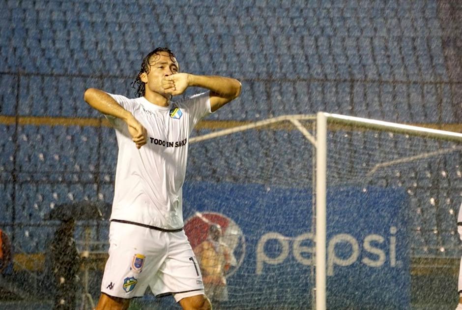 El delantero mexicano Agustín Herrera festeja su primer gol con Comunicaciones. (Foto: Andrés-ADF)