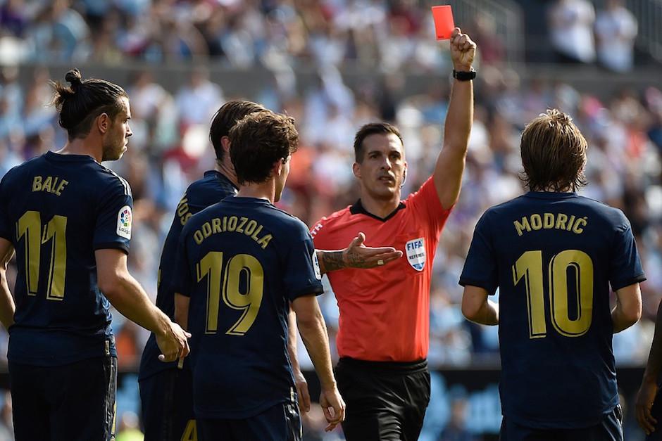 El árbitro Estrada Fernández le muestra la tarjeta roja a Luka Modric. (Foto: AFP)