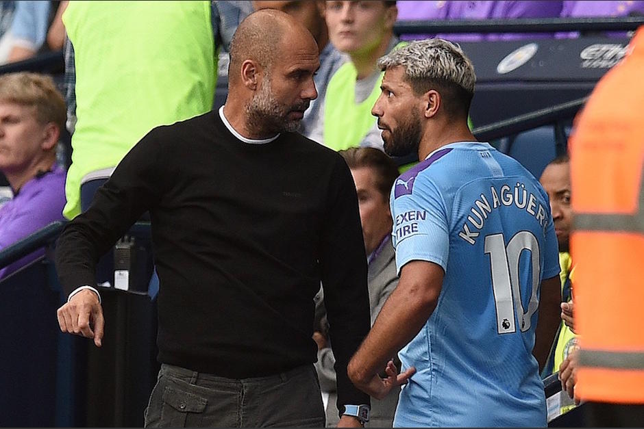 Sergio Agüero ve con furia al técnico Pep Guardiola durante un juego del Manchester City. (Foto: AFP)