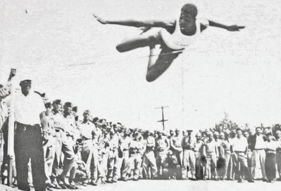 Teodoro Palacios Flores durante una competencia de salto alto. (Foto: Cortesía Nuestro Diario)