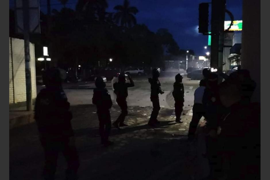 Un motín en la cárcel de hombres de Jalapa causa caos y terror en el edifico municipal y&nbsp; otras inmuebles además de daños a vehículos. (Foto: TV Noticias Jalapa)