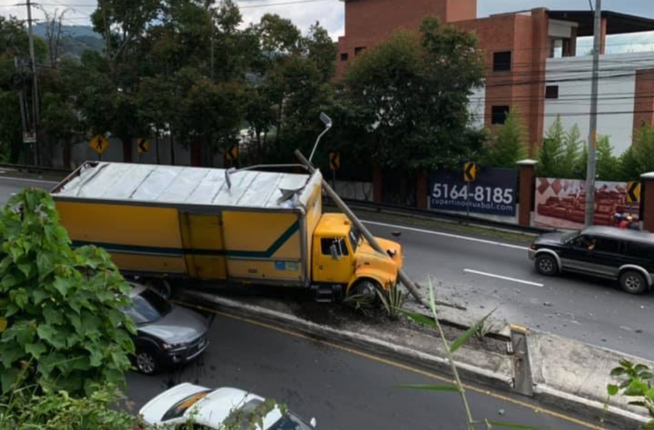 El camión perdió los frenos y se empotró en el carril central. (Foto: Lisa García/Facebook)&nbsp;