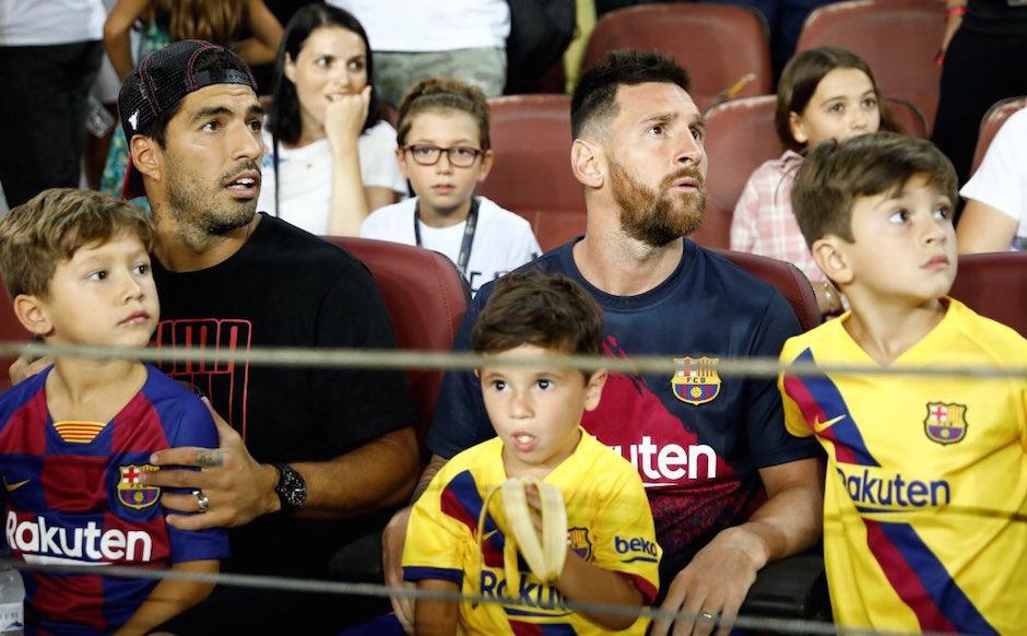 Luis Suárez y Lionel Messi, junto a sus hijos, observaron el partido del Barcelona desde el palco. (Foto: Twitter)
