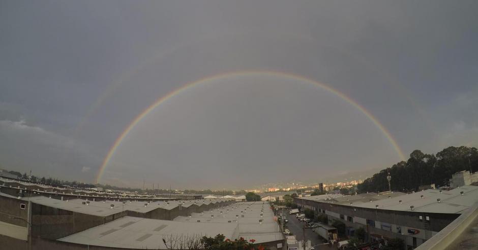 El arcoíris doble sorprendió a los guatemaltecos la tarde del martes. (Foto: Fredy Hernández/Soy502)&nbsp;