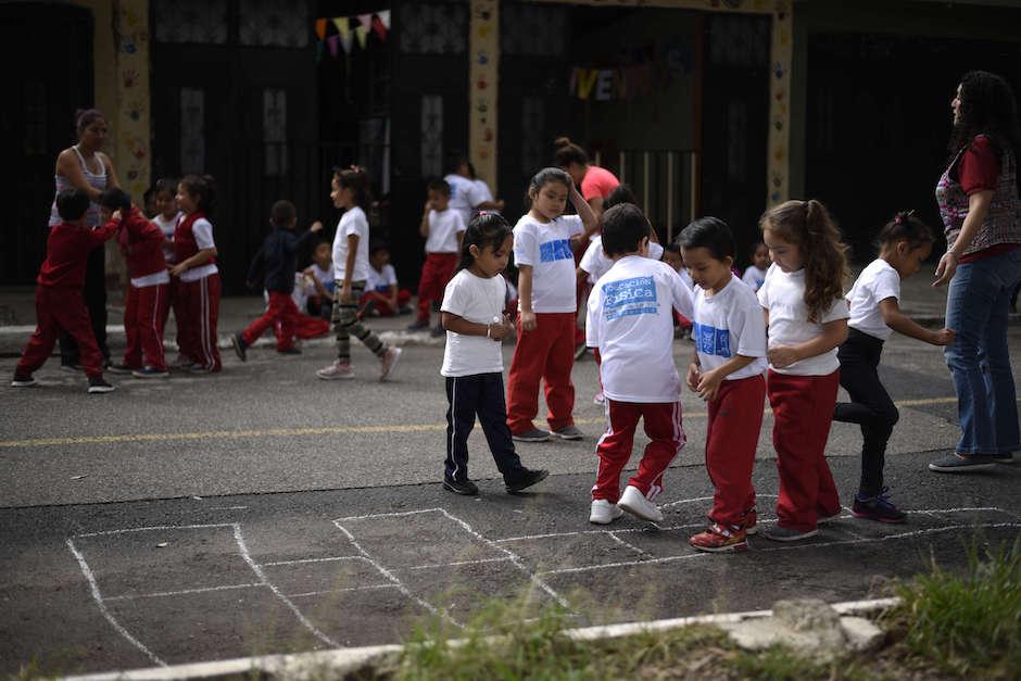 Los niños salen a la calle para recibir su clase de física (Foto: Archivo/Soy502)