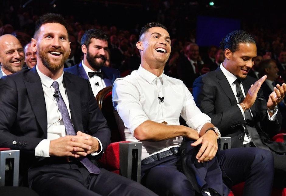 Messi y Cristiano Ronaldo sonríen durante la gala del sorteo de la fase de grupos de la Champions. (Foto: Twitter)