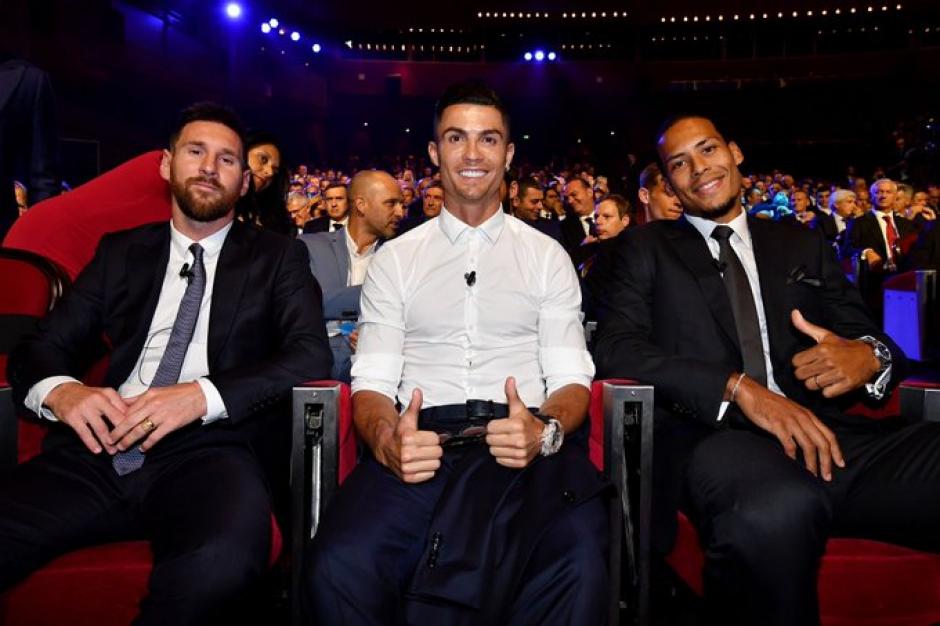 Virgil van Dijk (D) junto a Lionel Messi y Cristiano Ronaldo durante la gala. (Foto: Twitter)