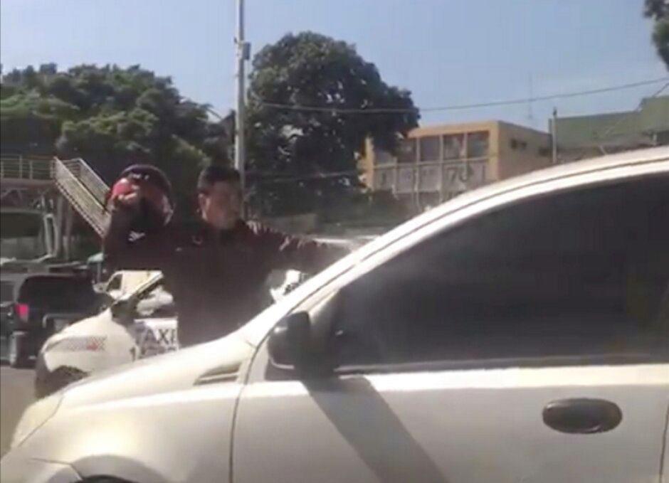 Otra pelea en el tráfico fue captada en video. (Foto: Captura de pantalla)&nbsp;