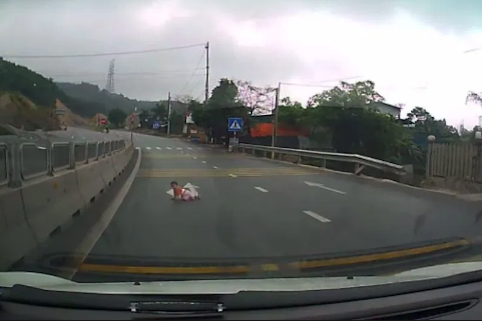 Un bebé aparece gateando en medio de una carretera en Vietnam. (Foto: Captura de video)