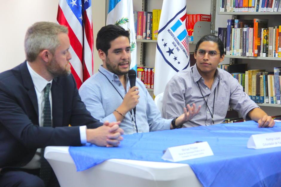 Dos integrantes del programa YLAI explican los beneficios de participar en este programa. (Foto: Fredy Hernández/Soy502)
