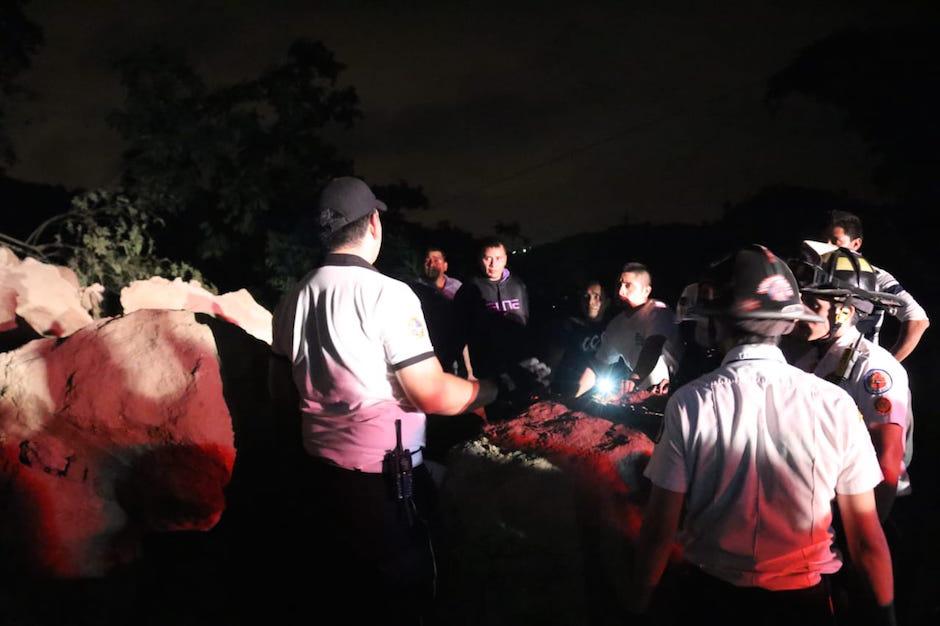 Cuerpos de socorro trabajan en el lugar en busca de sobrevivientes. (Foto: Bomberos Voluntarios)