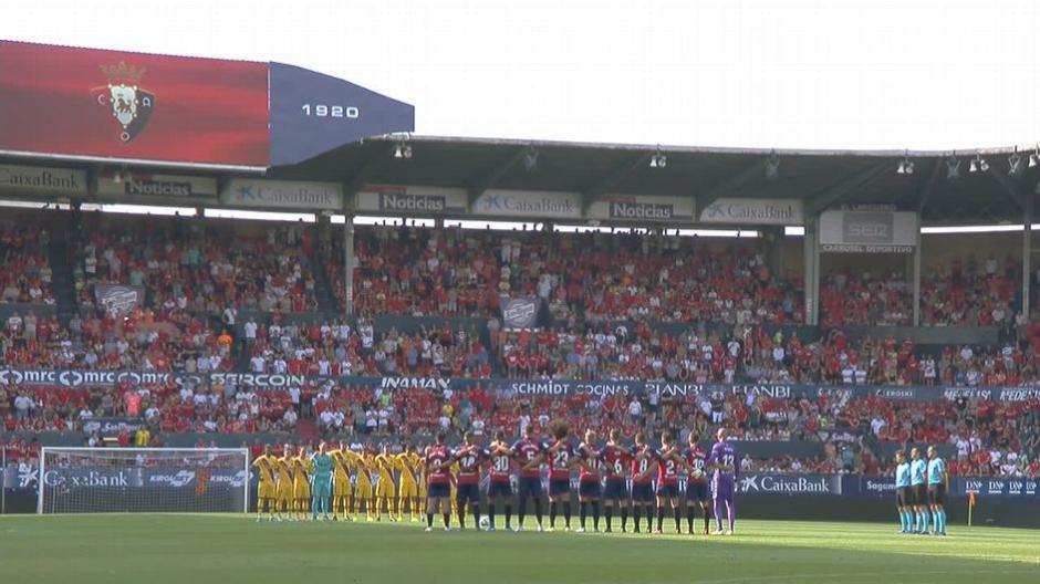 Los jugadores del Osasuna y el Barcelona respetaron el minuto de silencio. (Foto: ESPN)