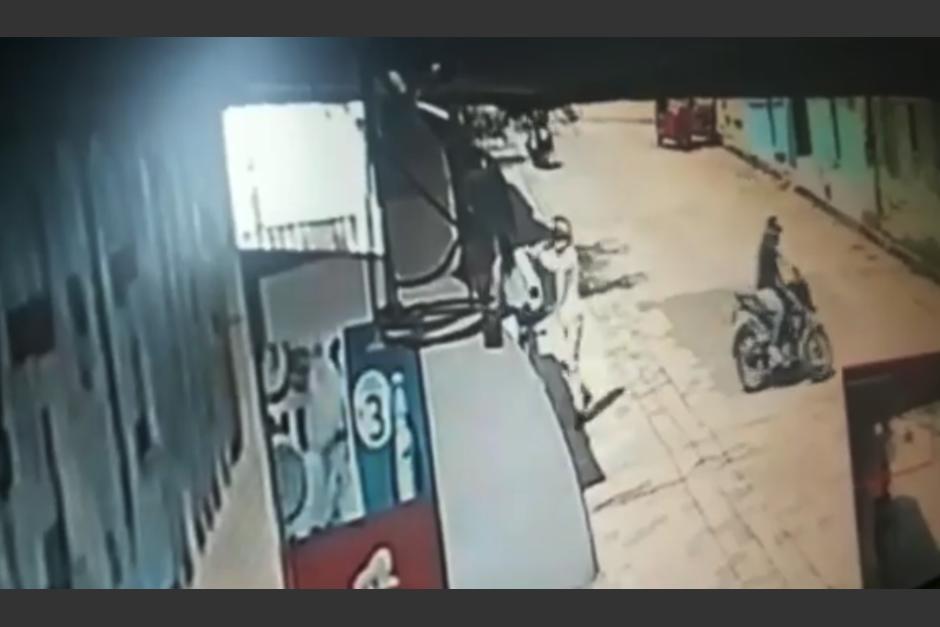 El hombre que dispara llega en una moto en compañía de otro sujeto. (Foto: captura video/Facebook Diario Hoy de Xela)&nbsp;