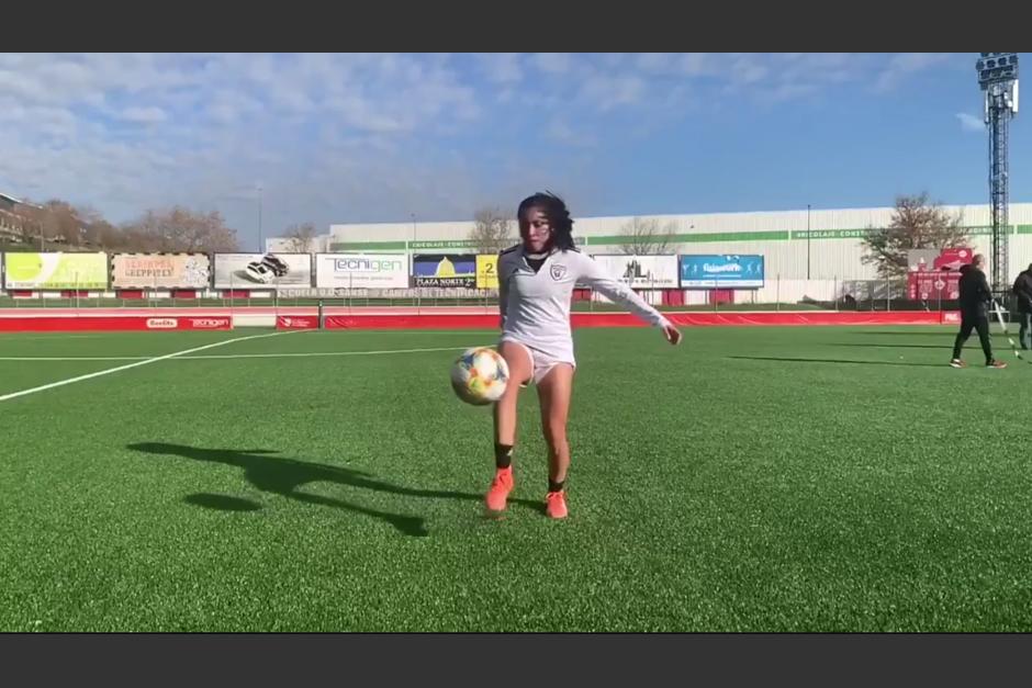 La futbolista guatemalteca sorprende con sus habilidades con el balón durante su última práctica. (Captura Video)