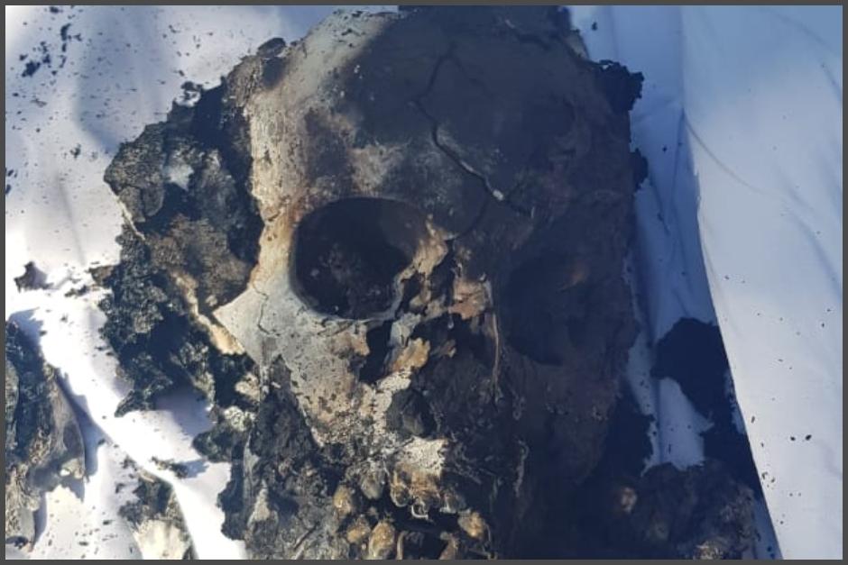 Vista de uno de los dos restos humanos localizados en Petén en una avioneta que se presume transportaba droga. (Foto: Ministerio de la Defensa)&nbsp;