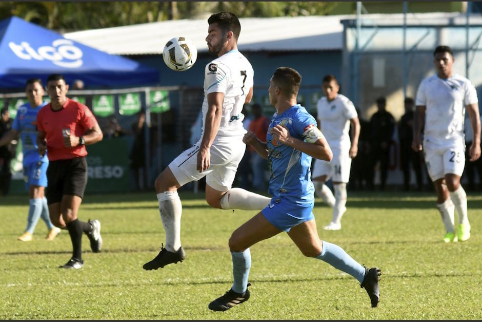 Maximiliano Lombardi intenta controlar el balón ante la marca de Elías Vásquez. (Foto: Nuestro Diario)