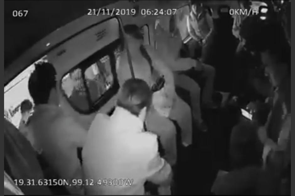 El pasajero cayó abatido luego de que los delincuentes bajaron del microbús. (Foto: captura de pantalla)