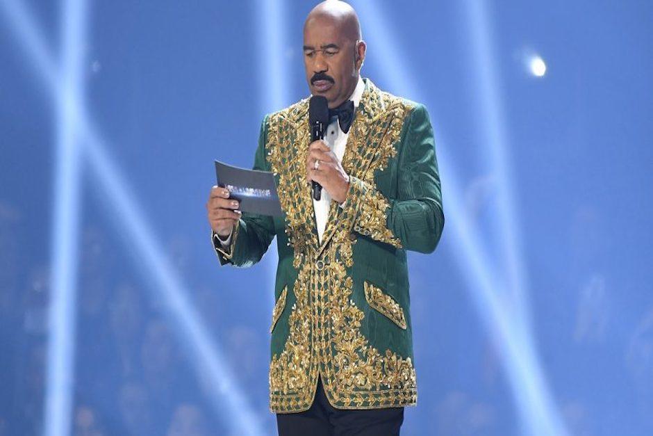 Todo sucedió cuando anunciaba a la representante que se había llevado el premio a mejor traje artesanal (Foto: Getty Images)